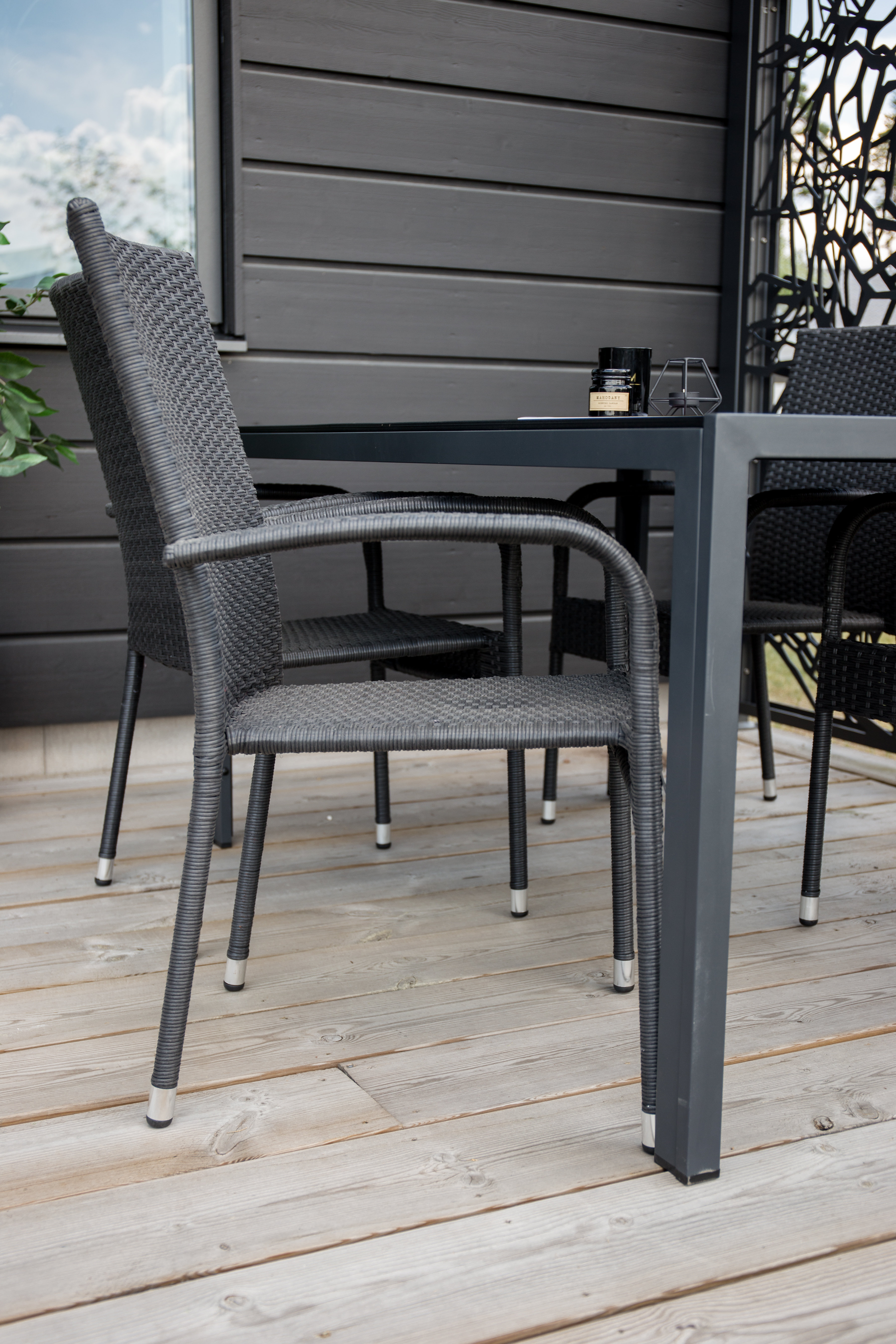 17 Stories Stapelbarer Gartenstuhl Newson mit Polster Stapelbarer Gartenstuhl Newson mit Polster (Set of 2)