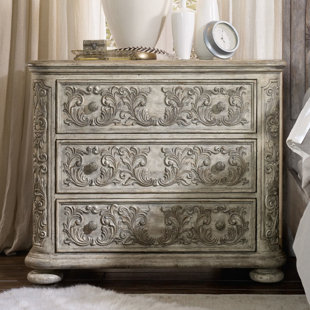 True Vintage 3 Drawer Bachelor's Chest by Hooker Furniture