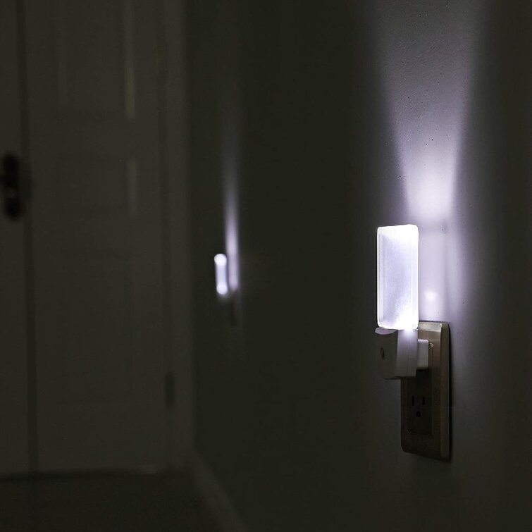 Plug-in Auto Light Sensor Control LED Night Light Bulbs Lamp For Bedroom Kitchen 