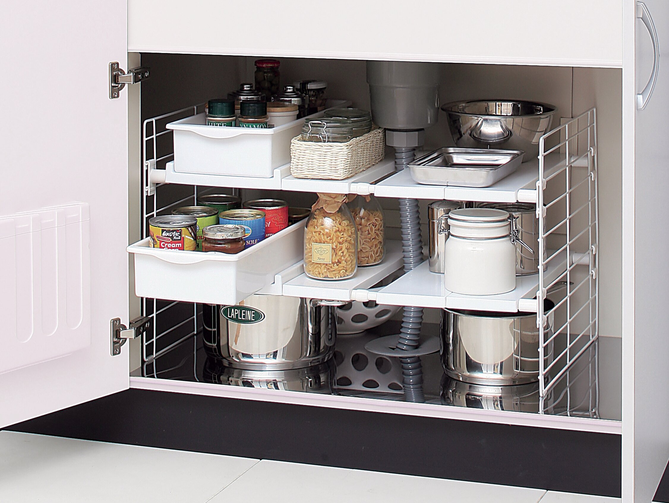 Полка под раковину на кухне. Системы хранения для кухни. Органайзер для кухонного шкафа. Система выдвижных полок под мойку. Выдвижные системы для кухни.