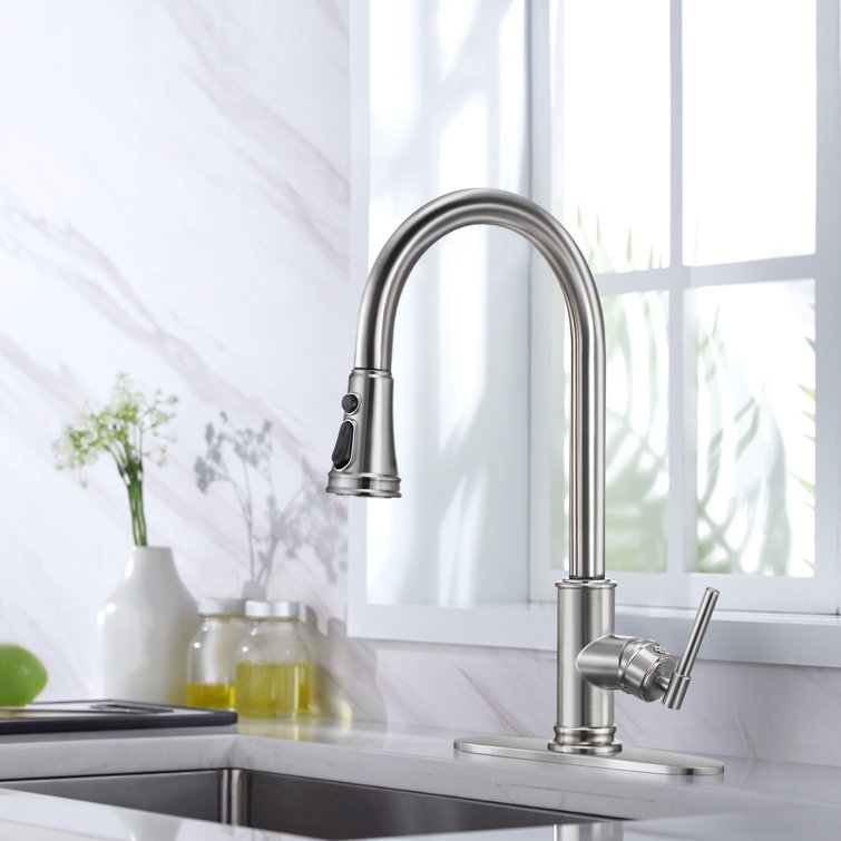 Single Handle Kitchen Faucet With Pull Down Magnetic Docking Sprayer