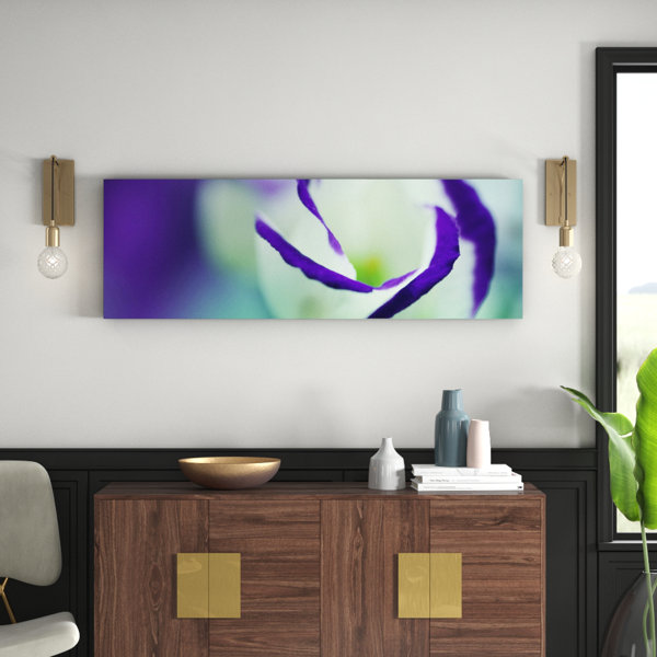 East Urban Home Gerahmtes Leinwandbild Weiße Blüte mit ...