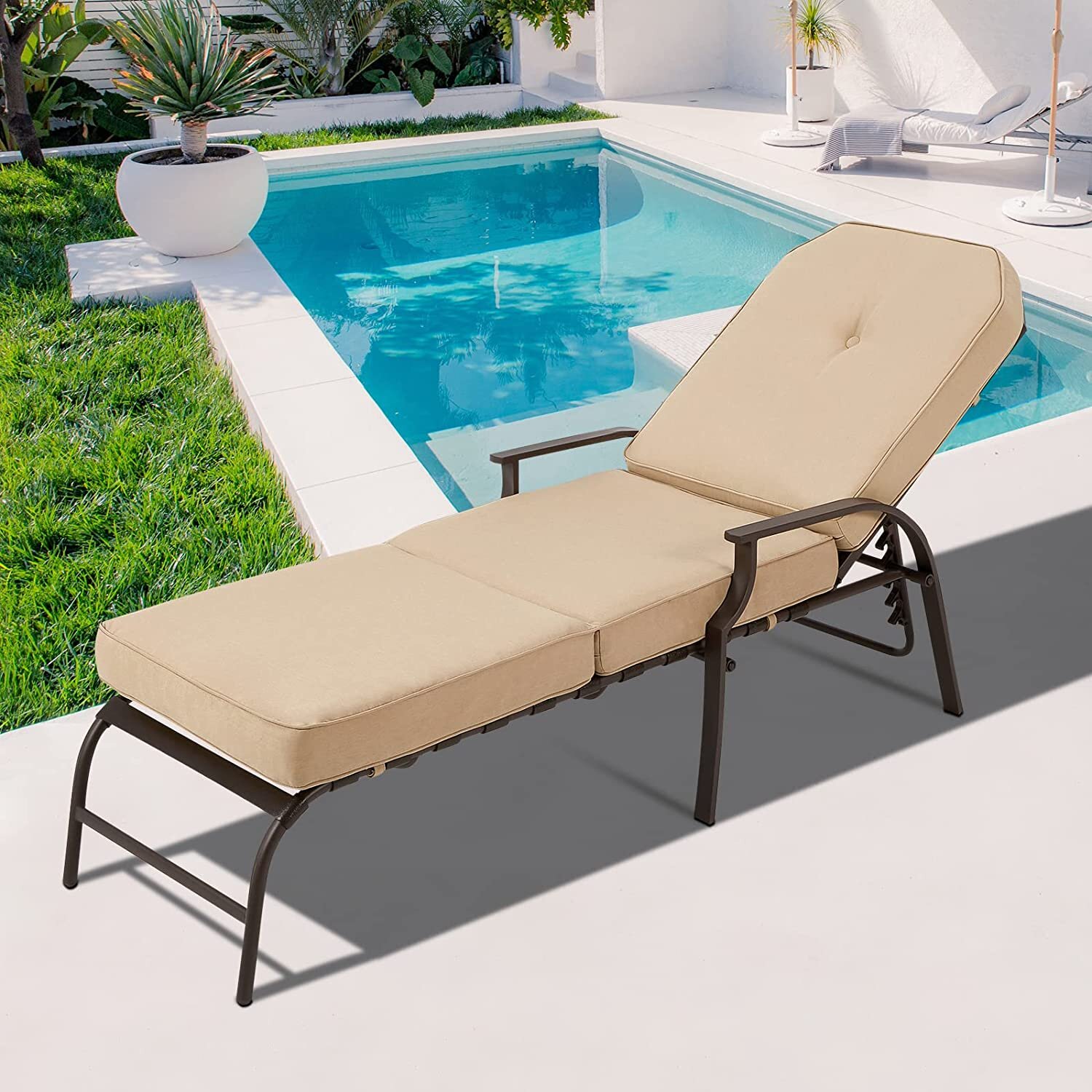 poolside chaise lounge chairs