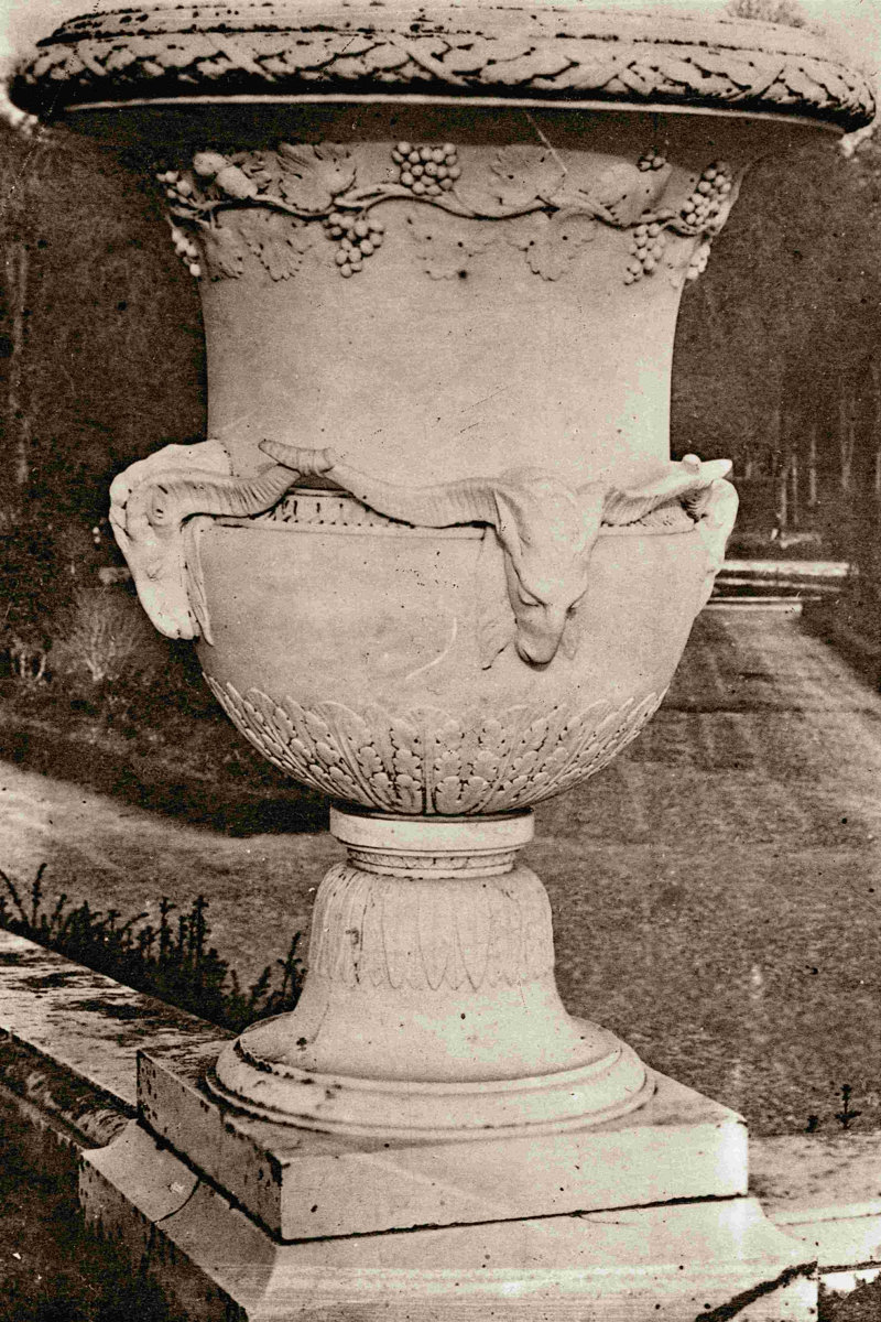 Versailles Urn III Size: 30" H x 20" W