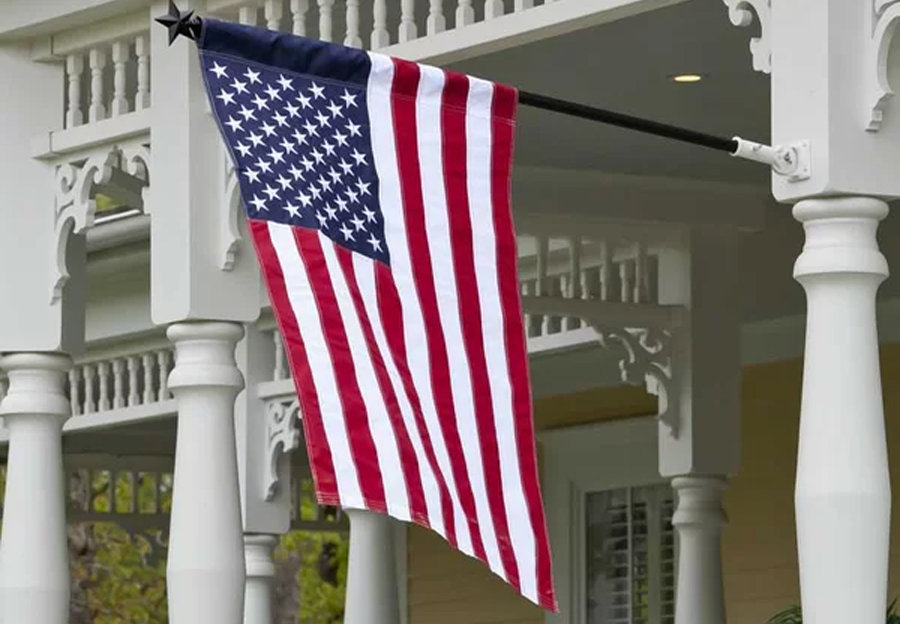 Flag house. Дом с американским флагом. Квартира с американским флагом. Garden Flag. Американский флаг на стойке.