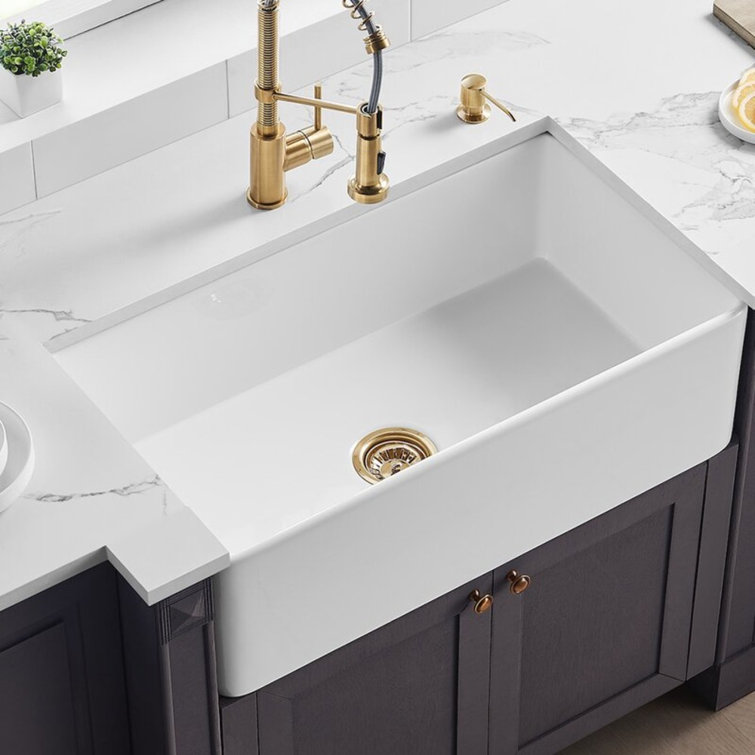 Farmhouse Kitchen Sink in white. farmhouse kitchen decor trends sinks.