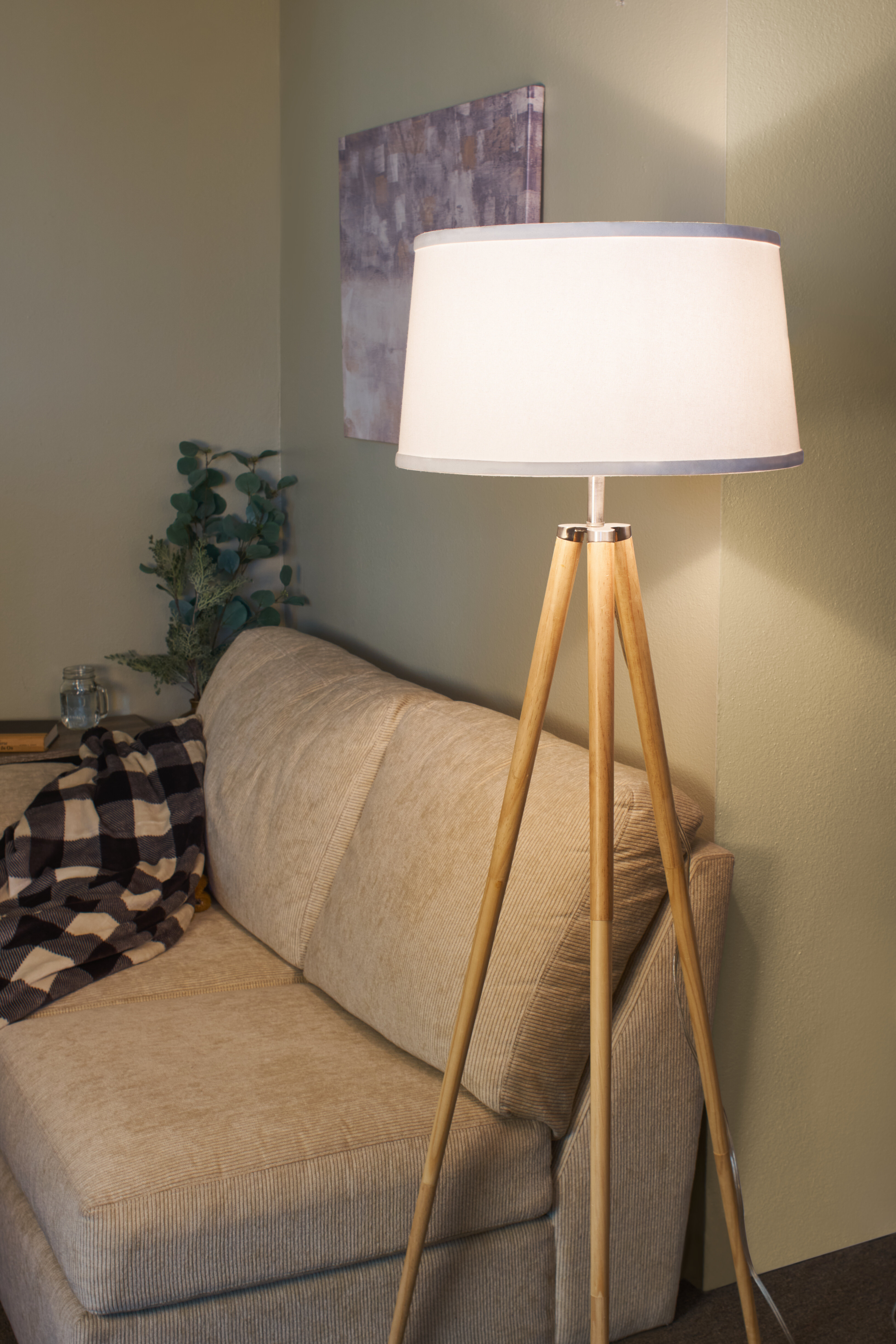 Frustrerend rol Voorschrift George Oliver Daviya 60.5 Mid Century Modern Tripod LED Floor Lamp + Energy  Efficient 10.5W Bulb, White Fabric Shade, Pine Style Wood Finish & Reviews  | Wayfair