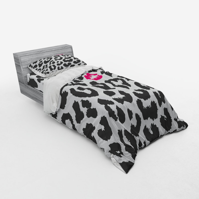 East Urban Home Leopard Cheetah Print With Kiss Shape Lipstick