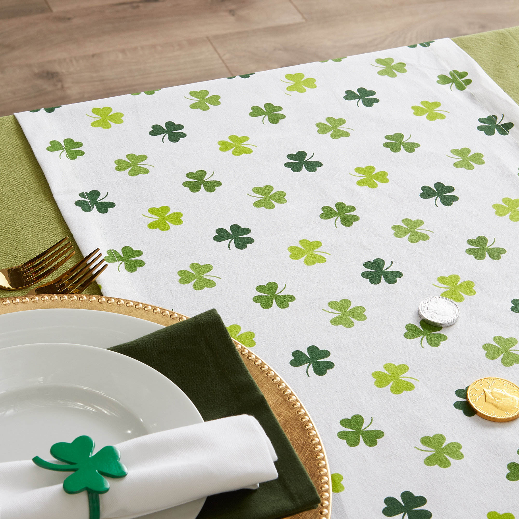 The Holiday Aisle Poff Shamrock Shake Printed Table Runner Reviews Wayfair