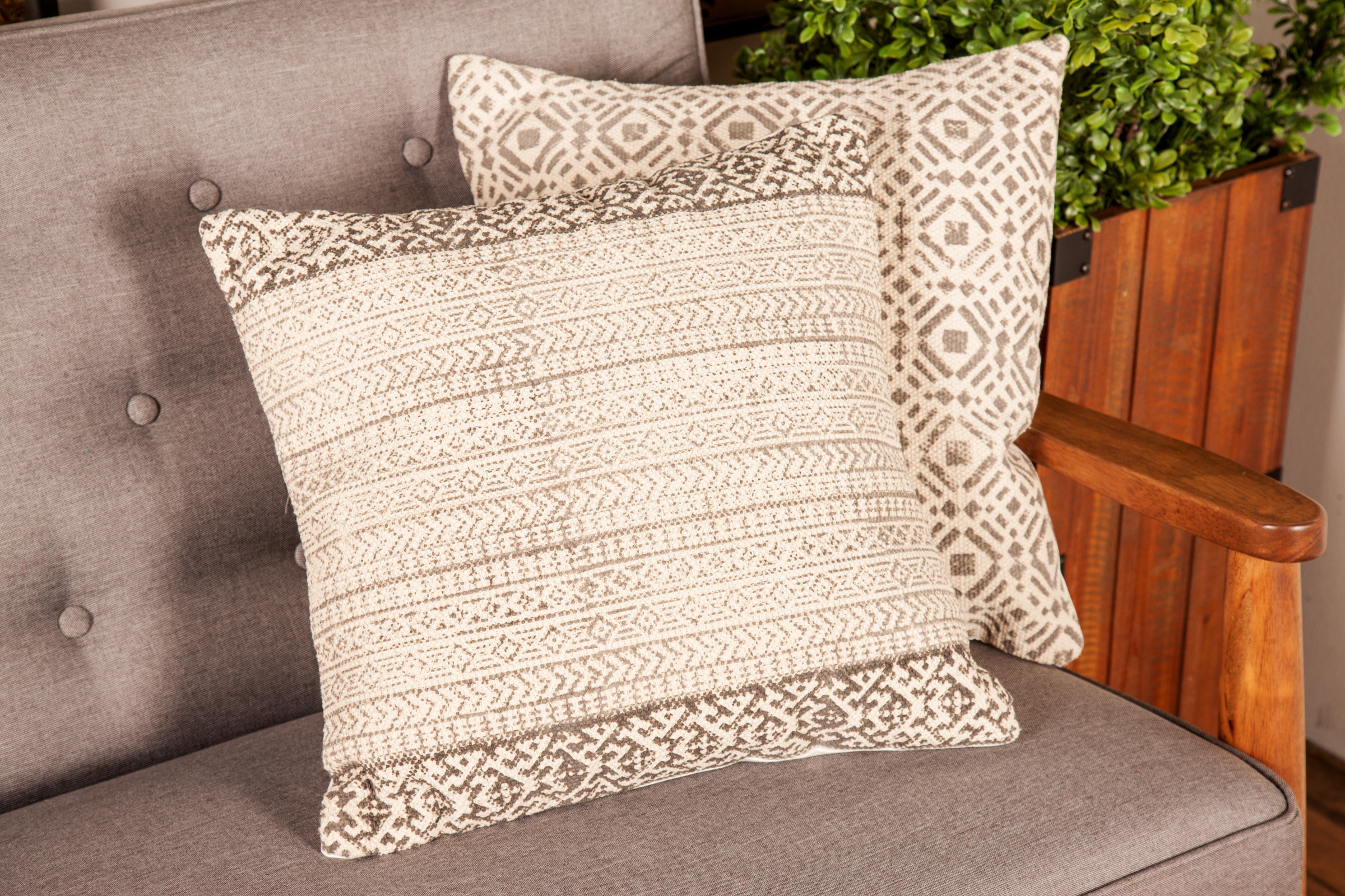 Bungalow Rose Gosford Traditional Kilim Washed Out Aztec Throw
