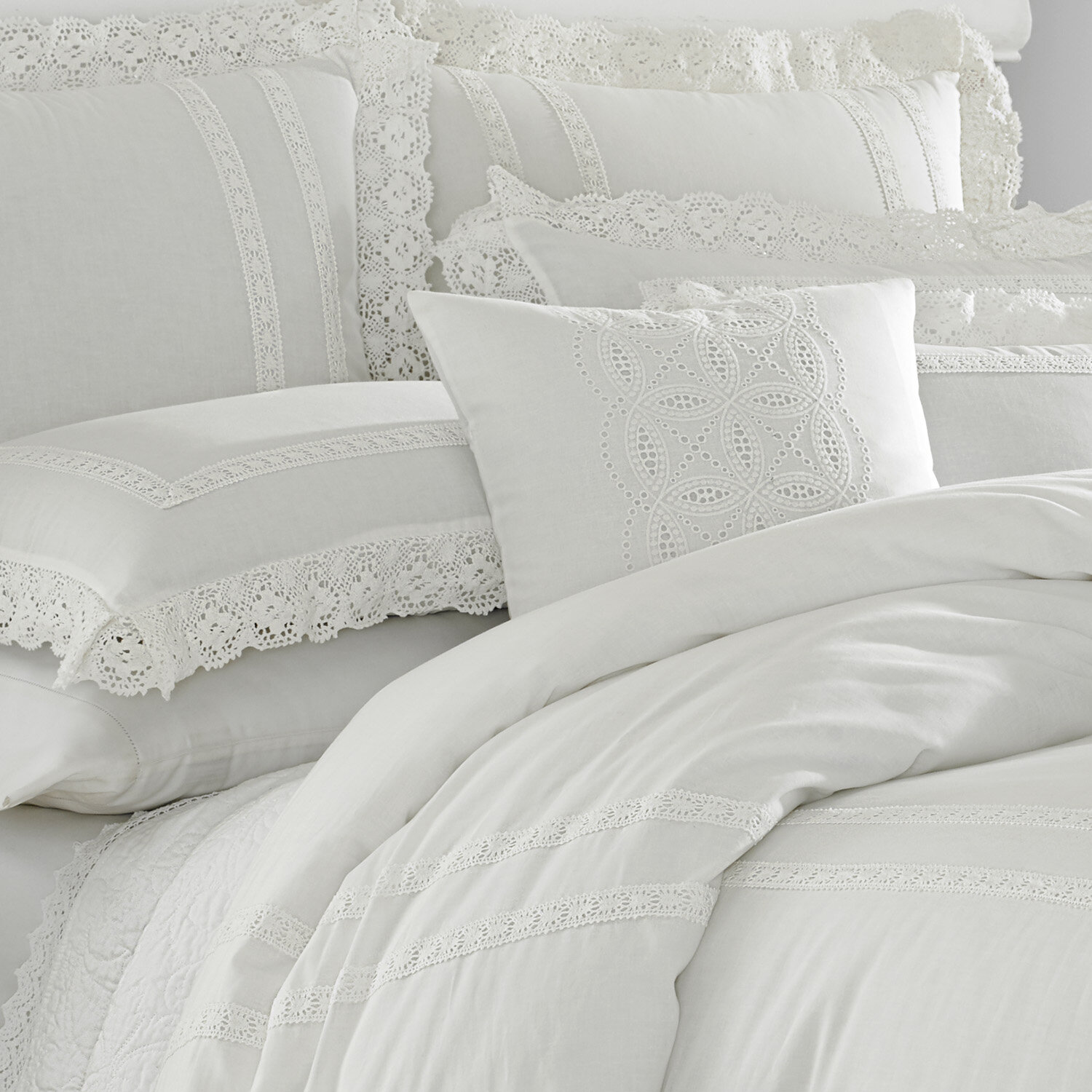 white throw pillows