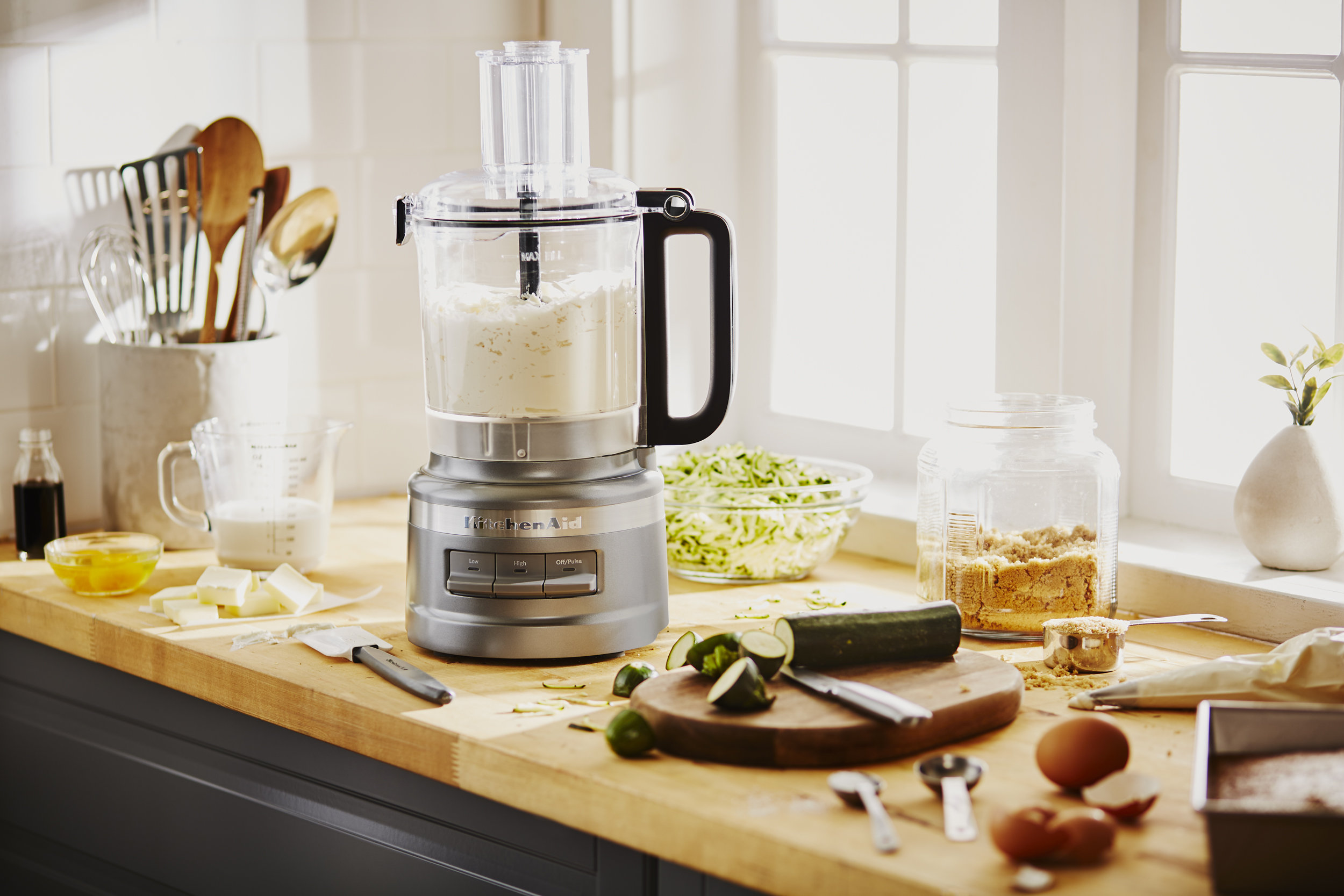 What S The Difference Between A Food Processor A Blender Wayfair Some food processors and blenders may look similar, and you may feel that both of them work at the same mechanics to process the ingredients. food processor a blender