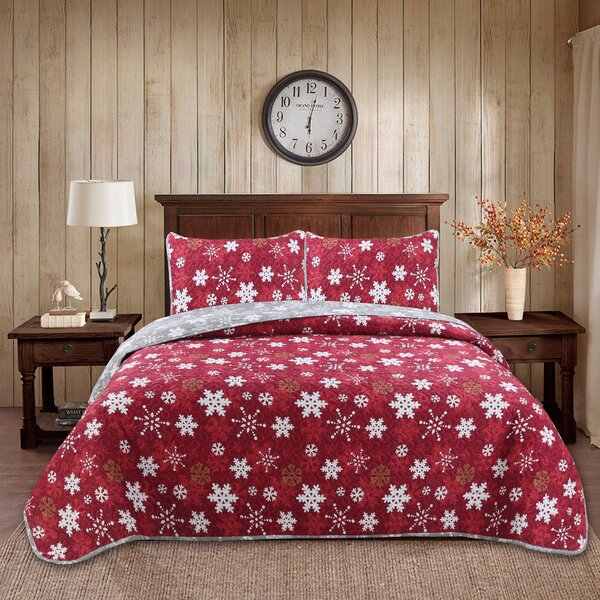 red snowflake quilt set