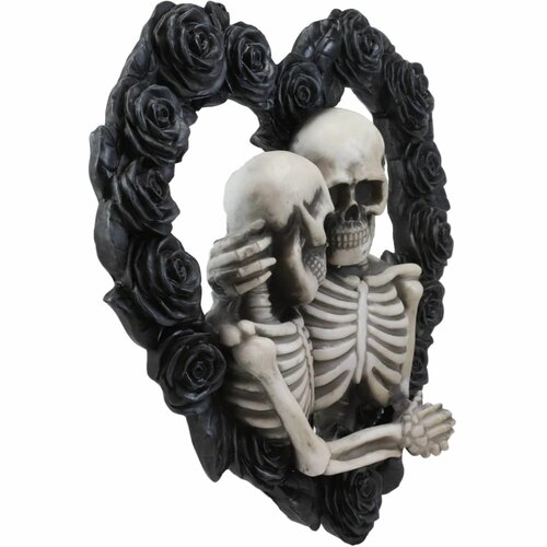 The Holiday Aisle Brocadero Love Never Dies Skeleton Couple Embracing In A Heart Shaped Wreath Of Roses Wall Decor Hanging Plaque Wayfair